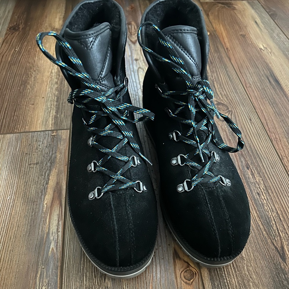 Ugg size 8 platform snow boot